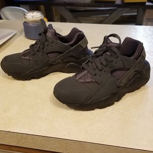 Black Nike Huarache Run 6Y (womens US 6-6.5)